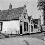843204 Gezicht op de voorgevels van de huizen Vossenlaan 1-5 (d'Hondecoeterij) te Vreeland.N.B. De foto is gemaakt ten ...